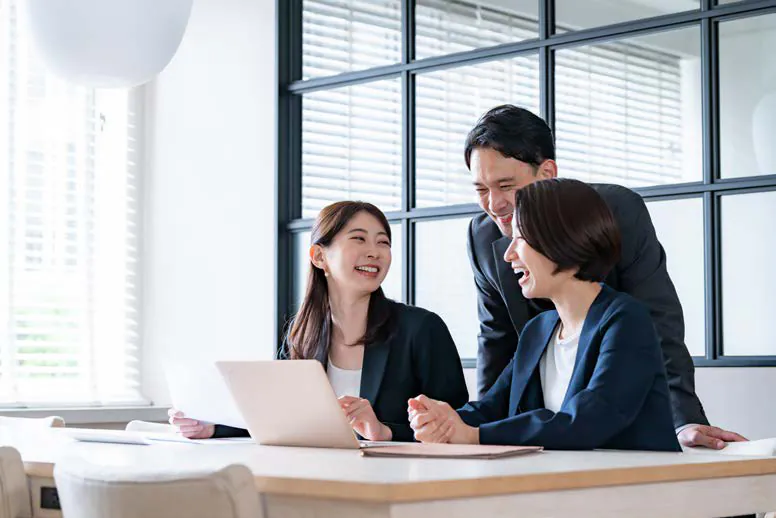 打ち合わせをする社員たち